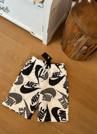 Nike Badeshorts Gr. L 146 152 158 Standard Fit Schwarz Weiß Badehose Neu!, marque: Nike, état: Neuf avec étiquette, taille: L, 25,00 €, 26,95 € Protection acheteurs incluse