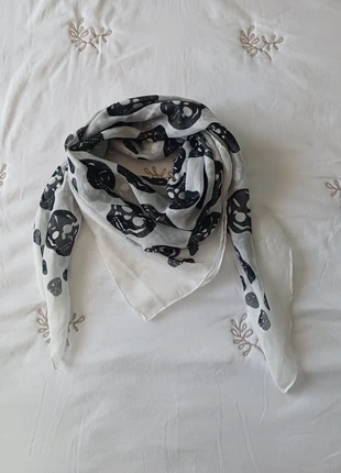 Pañuelo blanco con calaveras negras · Estilo rock-chic · Muy buen estado · Suave y ligero, état: Très bon état, 4,00 €, 4,90 € Protection acheteurs incluse