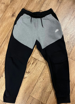 Obrázek k inzerátu: Nike Tech Fleece