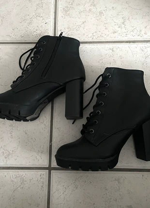 Black Boots 40, marque: Primark, état: Neuf sans étiquette, taille: 40, 12,00 €, 13,30 € Protection acheteurs incluse