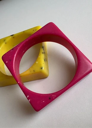 Lot de 2 bracelets vintage en résine – Forme carrée, zustand: Sehr gut, 5,00 €, 5,45 € inklusive Vinted-Käuferschutz