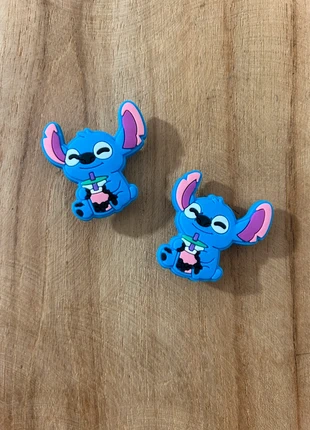 Lot de 2 breloques Stitch pour Crocs, estado: Muy bueno, 1,50 €, 2,28 € Protección al comprador incluida