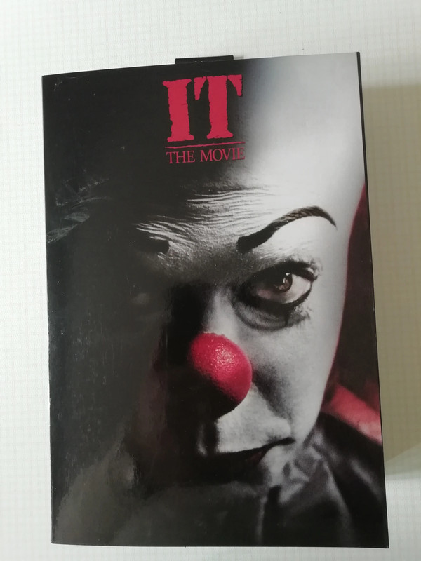 Action figure Pennywise di NECA versione 2 dal film "It" 1