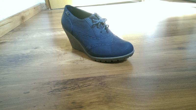Chaussures bleu à talons compensés 1
