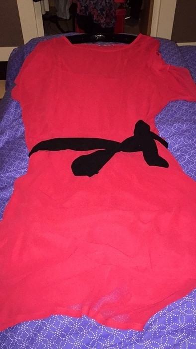 Robe rouge avec ceinture noir 1