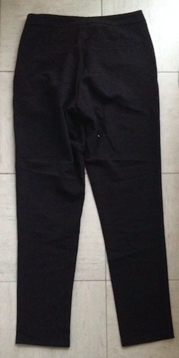 Pantalon noir avec clous au niveau de la ceinture 3