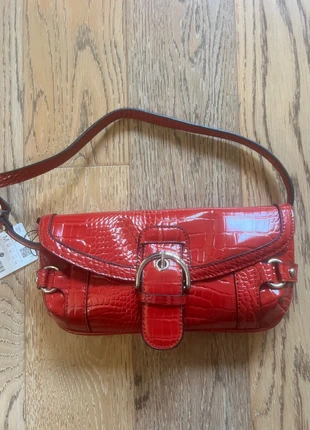 Neuf petit sac bandoulière rouge vernis rouge avec étiquette, marque: Stradivarius, état: Neuf avec étiquette, 7,80 €, 8,89 € Protection acheteurs incluse