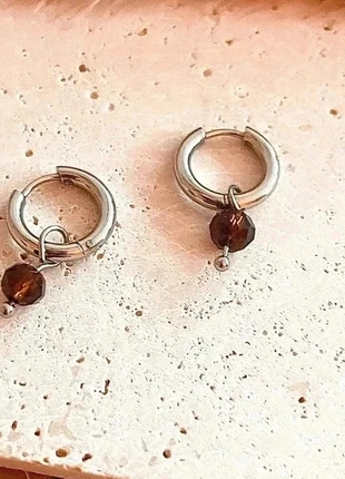 Zilveren RVS-creolen met bruine facetkraal – urban chic meets warm accent, staat: Nieuw zonder prijskaartje, € 4,95, € 5,90 inclusief Kopersbescherming Pro