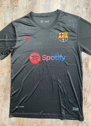 Maillot concept de Barcelone noir brodé en M et en très bon état, marque: Concept, état: Neuf sans étiquette, taille: M, 14,00 €, 15,40 € Protection acheteurs incluse