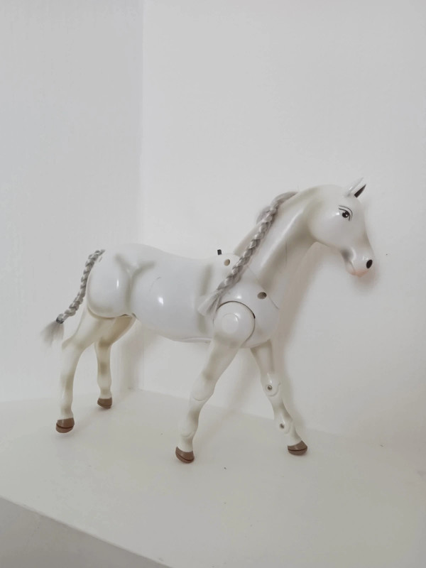 Cheval jouet gris et blanc