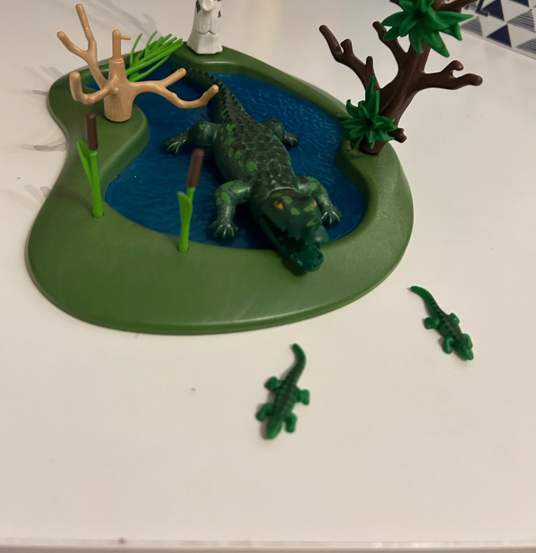 Alligator playmobil avec 2 bébés dans sa mare 4