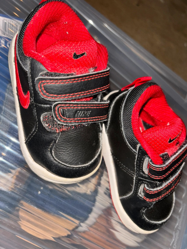 Nike Sneaker schwarz rot 19,5 1