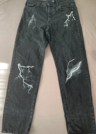 Schwarze Streetstyle Baggy Jeans mit weißem Blitz-Muster | Größe 36 | BoohhoMAN, marke: BoohooMAN, zustand: Sehr gut, größe: L, 10,00 €, 11,20 € inklusive Vinted-Käuferschutz