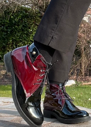 Chaussures vernies noires et bordeaux, merk: IN Skoes, staat: Heel goed, maat: 39, € 18,00, € 19,60 inclusief Kopersbescherming