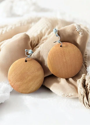 • Boucle d’oreille en bois à clip - Neuve •, staat: Nieuw met prijskaartje, € 1,00, € 1,75 inclusief Kopersbescherming