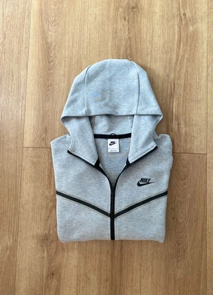 Nike tech gris, brand: Nike, condizioni: Ottime, taglia: M, €30.00, €32.20 include la Protezione acquisti