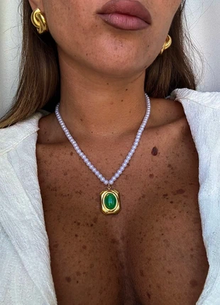 Elegante collana effetto perle con medaglione e pietra verde - in acciaio inox color oro, brand: Vintage Dressing, condizioni: Ottime, €15.00, €16.45 include la Protezione acquisti