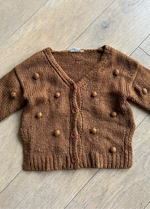 Leuk bruin vestje van Anjou met bolletjes/pompons, merk: Anjou, staat: Heel goed, maat: 4 jaar / 104 cm, € 9,50, € 10,68 inclusief Kopersbescherming