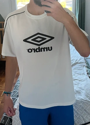 Maillot / T-shirt Umbro Vintage Oversize Sport Blanc / Noir, marke: Umbro, zustand: Sehr gut, größe: XL, 6,99 €, 8,04 € inklusive Vinted-Käuferschutz