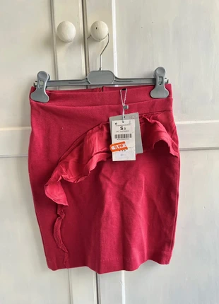 Falda Ajustada de Pincel con Volados Bershka, marca: Bershka, estado: Novo com etiquetas, tamanho: S / 36 / 8, €2.50, €3.33 inclui Proteção do Comprador