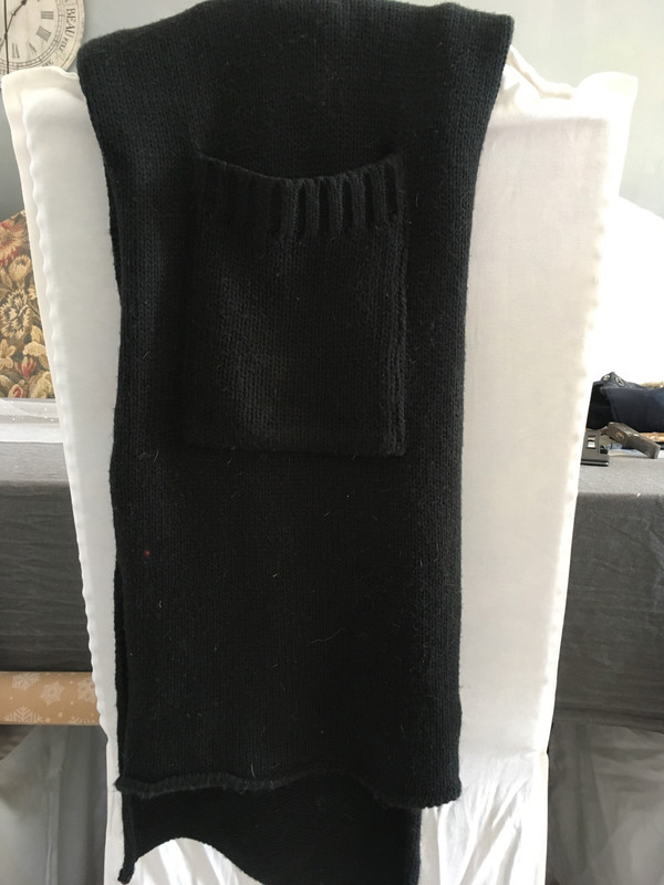 Longue écharpe en laine noir avec poches