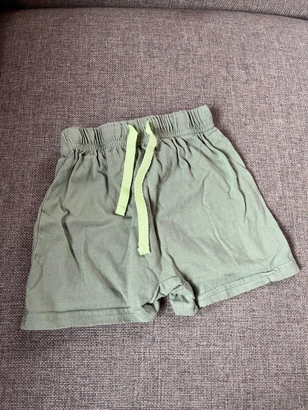 Grüne, kurze Hose 1