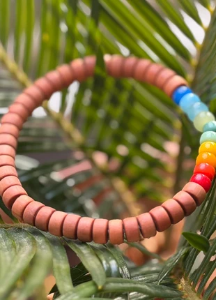 Rainbow Glass Bracelet with Sandalwood, brand: Unique Vintage, condizioni: Buone, €21.10, €22.86 include la Protezione acquisti