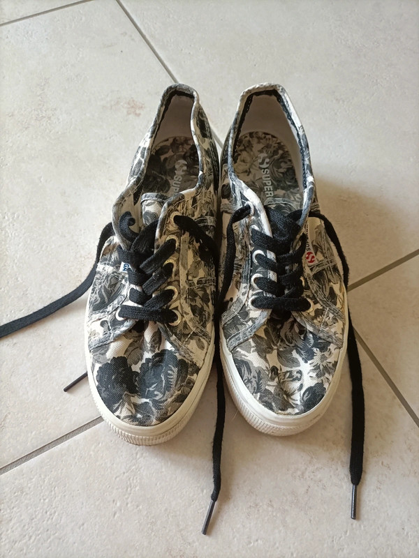 Scarpe Superga tema fiori bianco grigio e nero con pala alta bianca Vinted