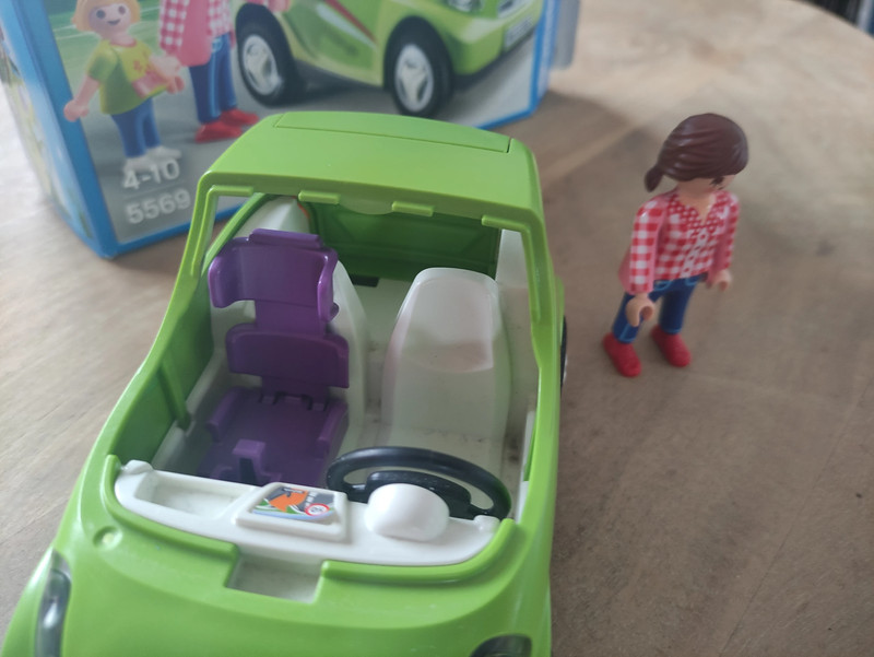 Playmobil voiture de ville avec maman et fille