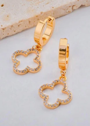 Magnifique boucles d'oreilles créoles trèfles dorées et pierres blanches inoxydable, zustand: Sehr gut, 14,00 €, 15,40 € beinhaltet Vinted-Käuferschutz Pro