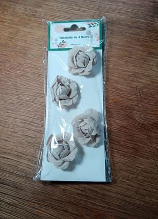 Lot de 4 fleurs décoratives en tissu – Beige, état: Neuf avec étiquette, 1,50 €, 2,28 € Protection acheteurs incluse