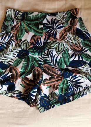 Short fleuri cache cache , marke: Cache Cache, zustand: Sehr gut, größe: S / 36 / 8, 5,00 €, 5,95 € inklusive Vinted-Käuferschutz