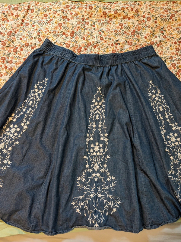 Plus size mini/midi skirt with floral embroidery 2