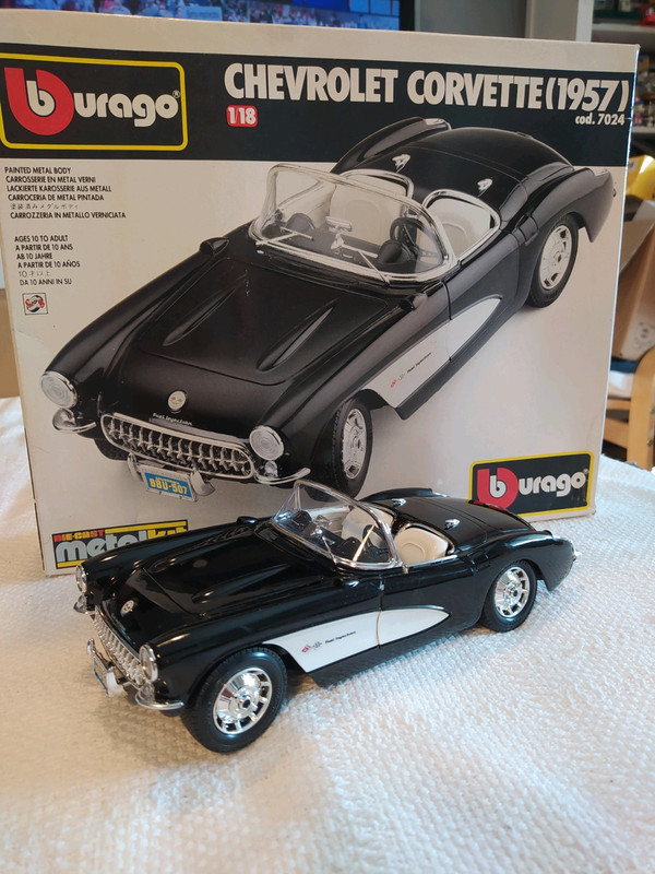 Voiture Burago Chevrolet Corvette (1957), kit métal déjà assemblé, 1/18  échelle