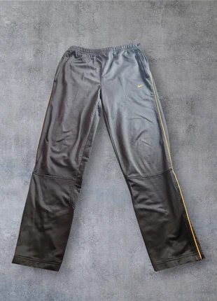 Nike pantalon training M • coupe droite rare • détails jaunes, marque: Nike, état: Très bon état, taille: M, 20,00 €, 21,70 € Protection acheteurs (Pro) incluse