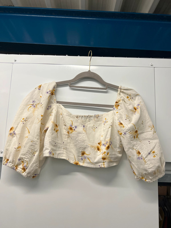 Beige crop top with wildflower print 1