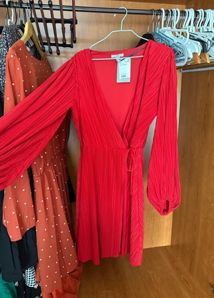 Vestido rojo plisado boda dama de honor, marca: H&M, estado: Nuevo con etiquetas, tamaño: M / 38 / 10, 22,00 €, 23,80 € Protección al comprador incluida