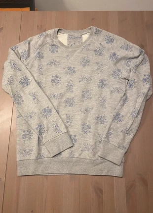 Felpa Pull & Bear grigia L – stile casual, dettagli florali, marca: Pull & Bear, estado: Muito bom, tamanho: L, €2.00, €2.80 inclui Proteção do Comprador
