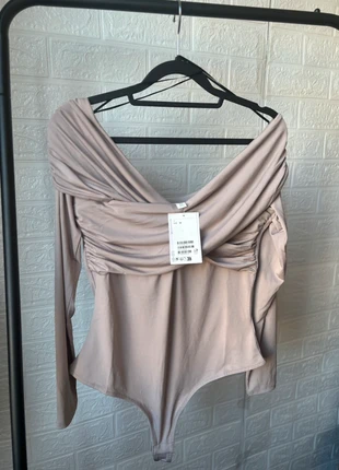 Beige taupe draped off shoulder bodysuit with longsleeve for fall H&M, marque: H&M, état: Neuf avec étiquette, taille: M / 38 / 10, 17,99 €, 19,59 € Protection acheteurs incluse