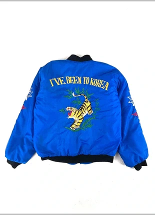 Veste bomber bleu brodée "I’ve Been to Korea" enfant taille 12 ans, marca: The Korean Fashion, estado: Muito bom, tamanho: 12 anos / 152 cm, €15.00, €16.45 inclui Proteção do Comprador
