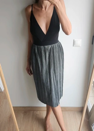 Silver Pleated Skirt – One Size, staat: Heel goed, maat: M / 38 / 10, € 8,00, € 9,10 inclusief Kopersbescherming
