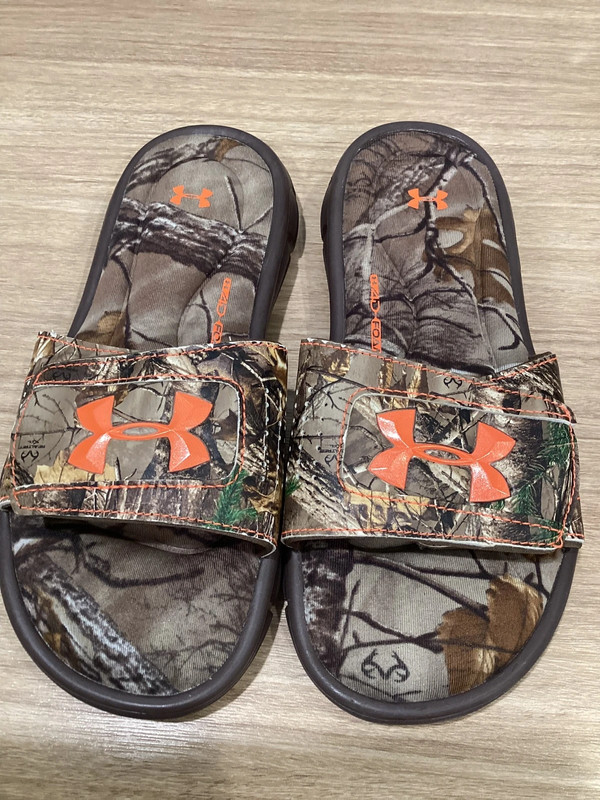 Under Armour foam slides 4y 1