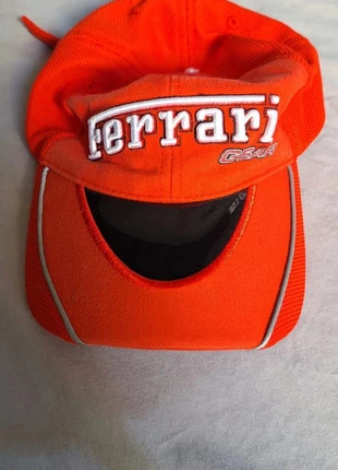 Casquette vintage collection "Ferrari" Rouge iconique avec logo brodé en relief et visière originale, brand: Ferrari, condizioni: Ottime, taglia: Taglia unica, €25.00, €26.95 include la Protezione acquisti