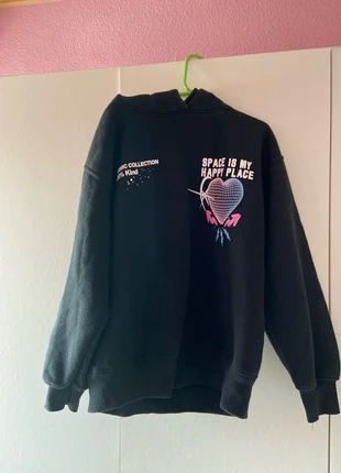 Sudadera negra con capucha “Space is my happy place”, merk: Zara, staat: Heel goed, maat: 10 jaar / 140 cm, € 7,35, € 8,42 inclusief Kopersbescherming