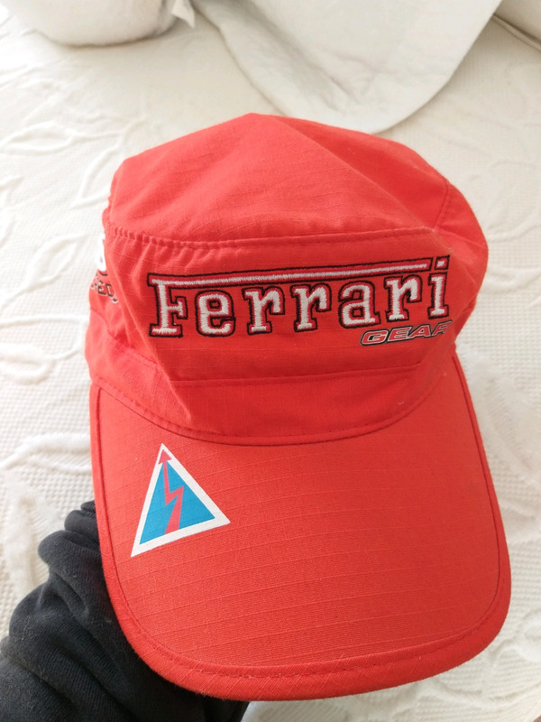 Gorra Ferrari V8