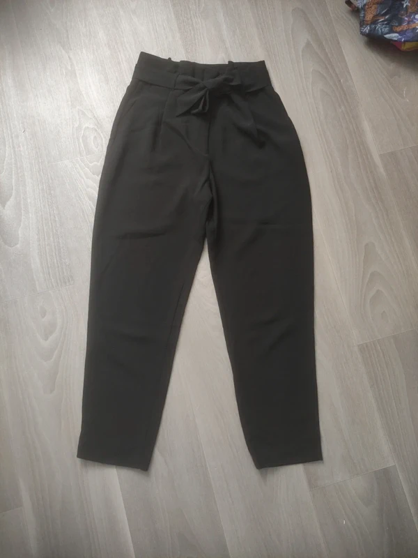 Très beau pantalon taille haute noir h&m taille 36 très peu porté