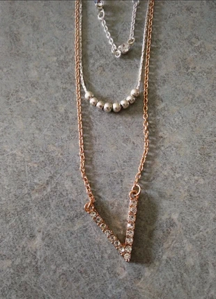 Collier triple chaînes avec lettre V, marque: Inconnu, état: Neuf sans étiquette, 6,00 €, 7,00 € Protection acheteurs incluse