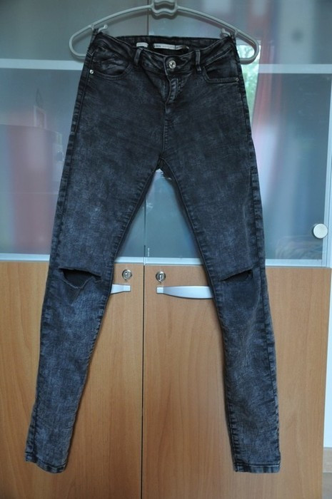 Pantalon skinny gris délavé déchiré Bershka 1