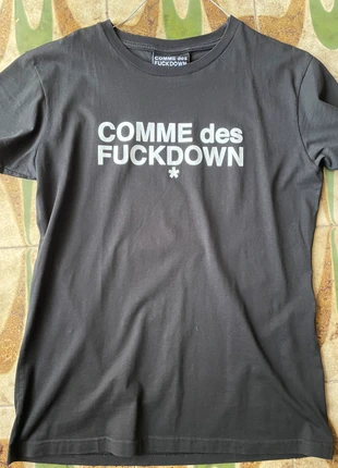 t-shirt , marke: COMME des FUCKDOWN®, zustand: Sehr gut, größe: S, 12,00 €, 13,30 € inklusive Vinted-Käuferschutz