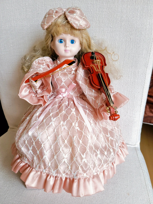 poupée musicale jeune fille avec flûte mouvement à clef porcelaine tissu 29  cm